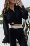 Bluse mit goldenen Verschlüssen und einem Gürtel schwarz