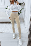 Bluse mit goldenen Verschlüssen und einem Gürtel weiß