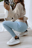 Bluse mit goldenen Verschlüssen und einem Gürtel latte